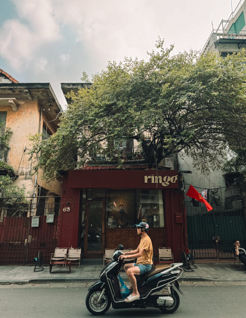 Ringo Lingo Cafe ,retro cafe front